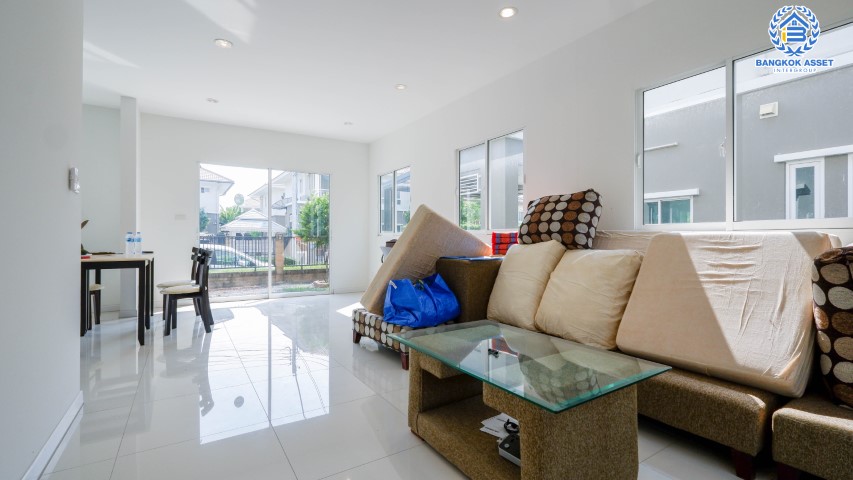 *****บ้านเดี่ยวมือสองย่านกรุงเทพฯ ม.ดีไลท์แอทซีน วัชรพล-จตุโชติ เนื้อที่กว้างขวางมากถึง 52.50 ตร.ว.  ฟังก์ชัน 3 ห้องนอน 3 ห้องน้ำ ที่จอดรถ 2 คัน บ้านตกแต่งสไตล์โมเดิร์น ภายในตกแต่งสวยเหมือนใหม่ บนทำเลใกล้ทางด่วนรามอินทรา-อาจณรงค์ ด่านจตุโชติ